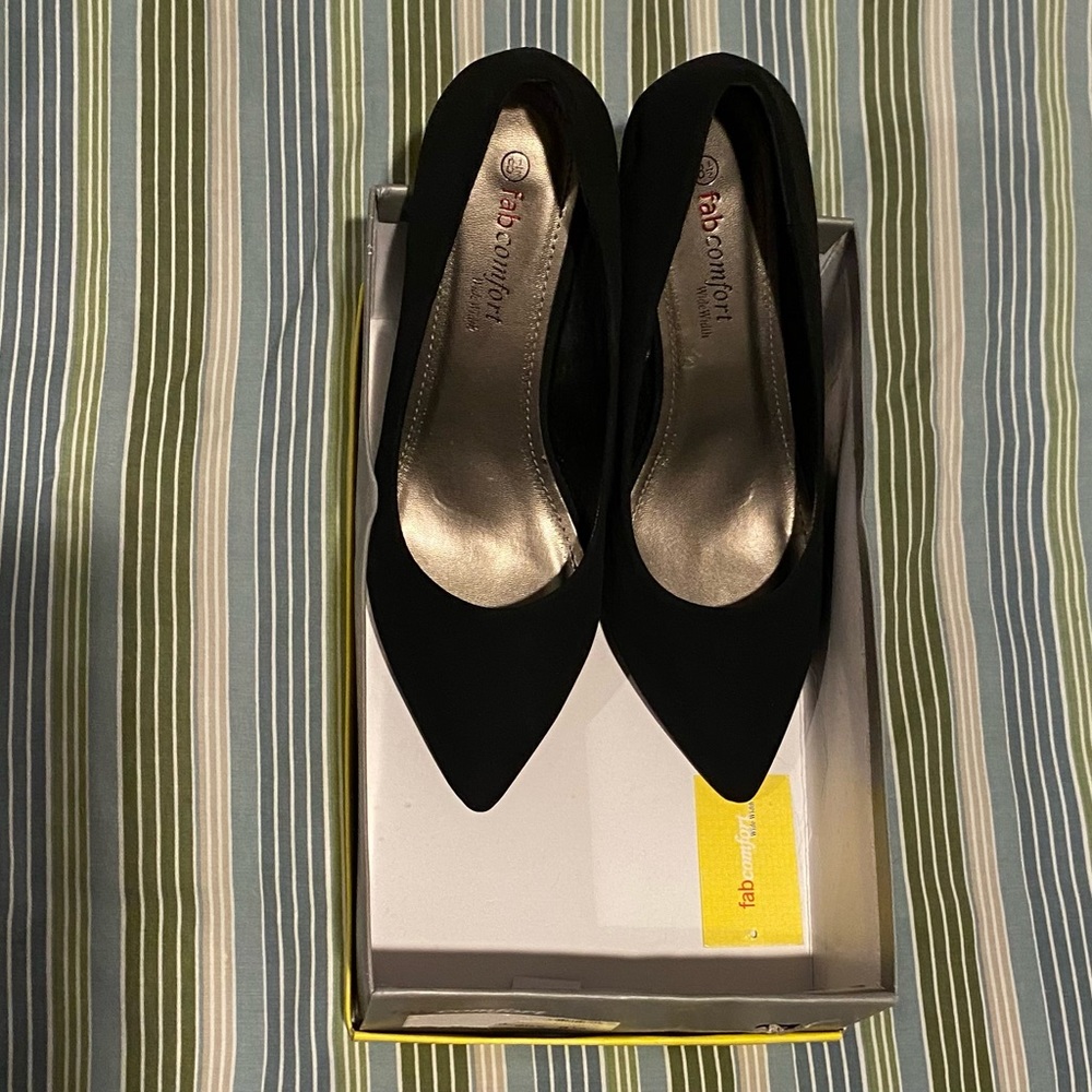 NWB fab comfort suede heel shoes
